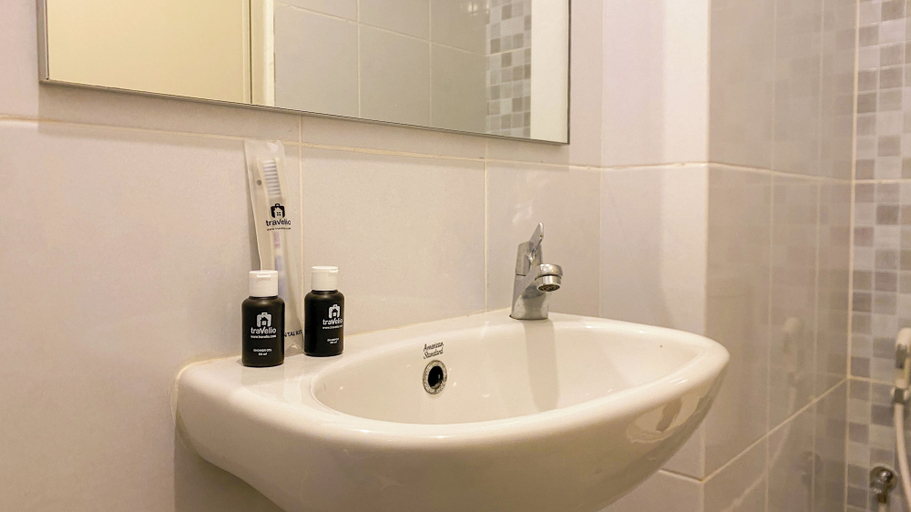 Bathroom 5, Cozy And Good Choice Studio Apartment At Tokyo Riverside Pik 2, Tangerang