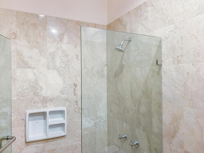 Bathroom 4, Spacious And Modern Look 3Br Bellezza Apartment, Jakarta Selatan