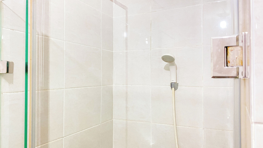 Bathroom 4, Homey And Comfort 2Br Green Bay Condominium Apartment, Jakarta Utara