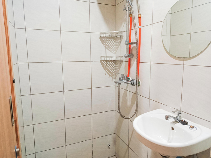Bathroom 4, Urban Studio (No Kitchen) At Bandaraya - Tallasa City Makassar Apartment, Makassar