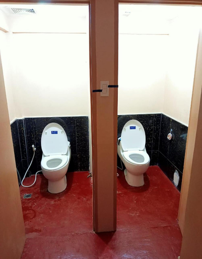 Bathroom, Footprints Hostel, Coron