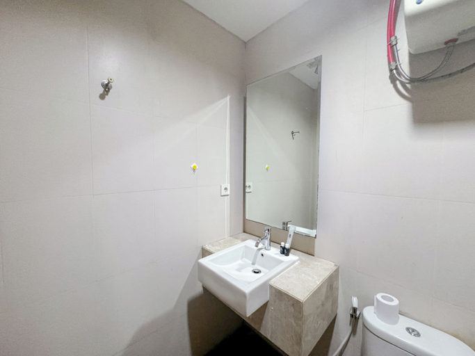 Bathroom 3, Good Location And Relaxing 1Br Apartment At Aryaduta Residence, Surabaya