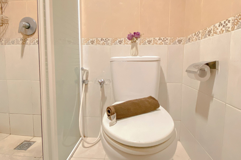 Bathroom 3, Cozy And Elegant 1Br Apartment The Boulevard, Central Jakarta