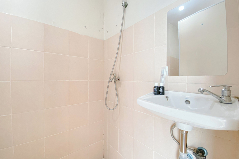 Bathroom 4, Good And Homey 2Br At Apartment Green Palm Residence, Jakarta Barat