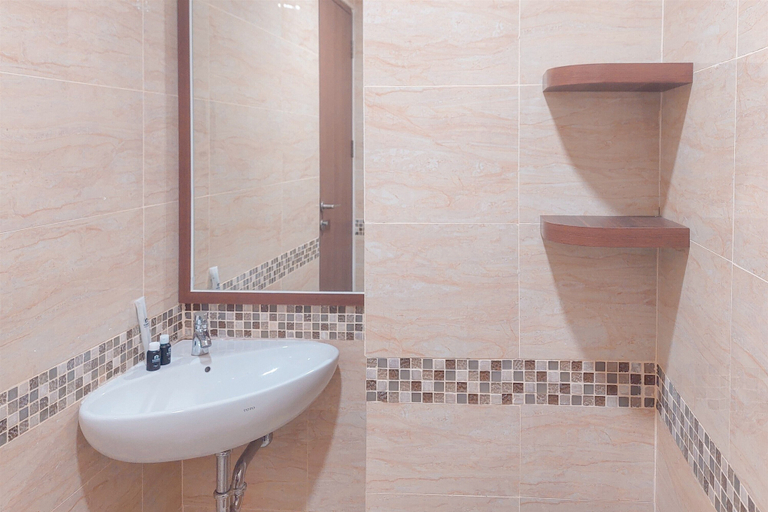 Bathroom 3, Minimalist And Warm Studio Apartment At B Residence, South Tangerang