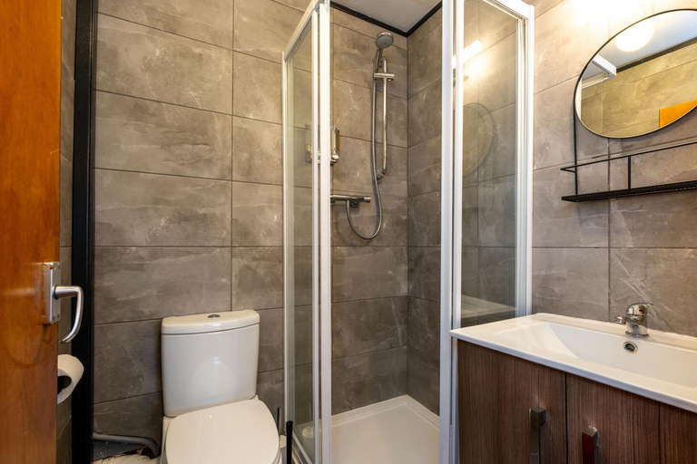 Shower 5, New Lodge Rooms- with Free Parking, Neath Port Talbot