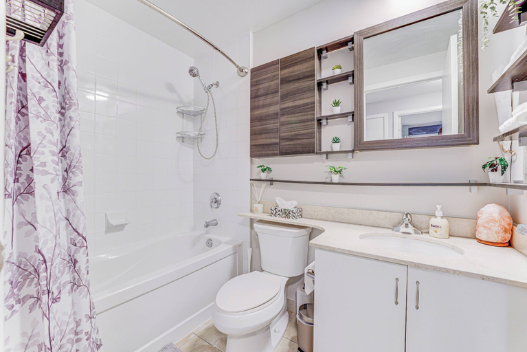 Bathroom 2, The King's Nook Guest House, Toronto