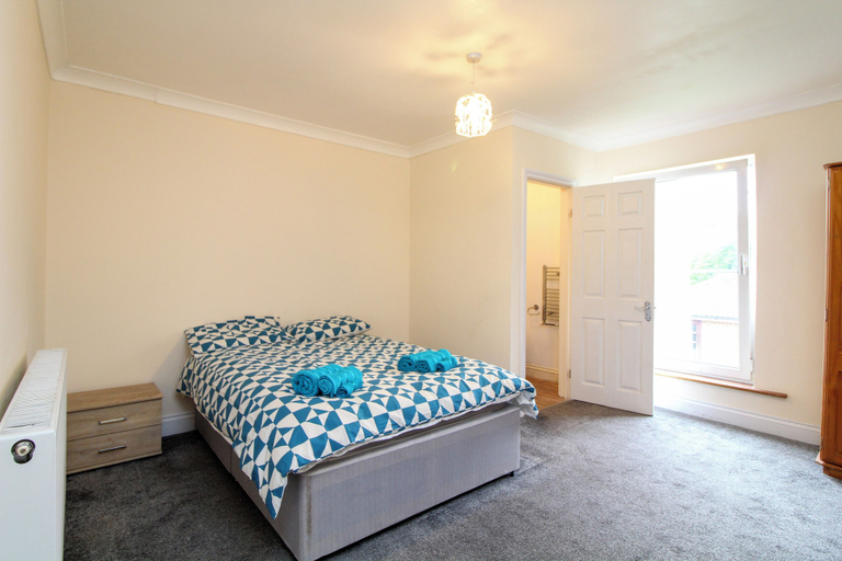 Bedroom 2, Darwin road guest house room 5, Southampton