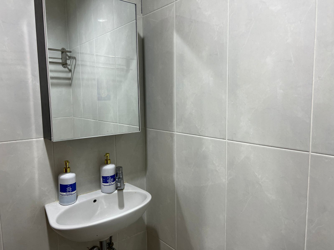 Bathroom, Lumens Thematic Apartment at Evenciio Depok, Depok