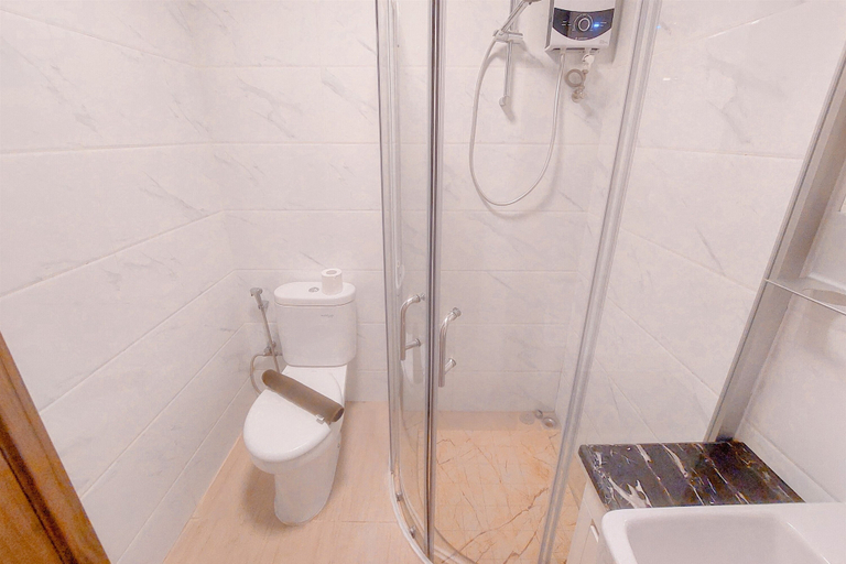 Bathroom 4, Elegant And Luxury 3Br Apartment At Sky House Bsd, South Tangerang