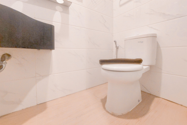 Bathroom 5, Good And Cozy Stay Studio At Sky House Alam Sutera Apartment, Tangerang