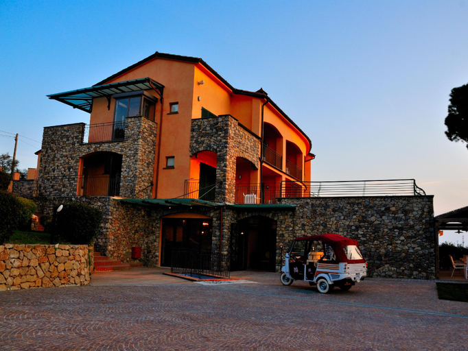 Exterior 10