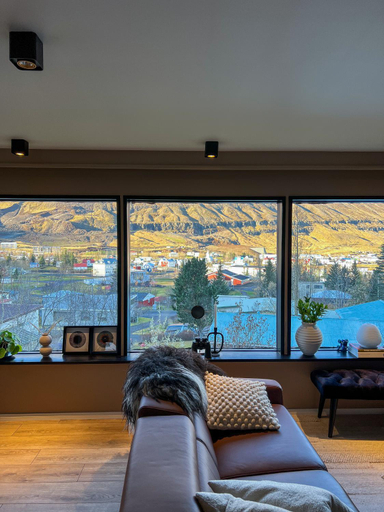 Others 4, Botnahlid Villa, Mountain and Town views and outdoor Sauna, Seyðisfjörður