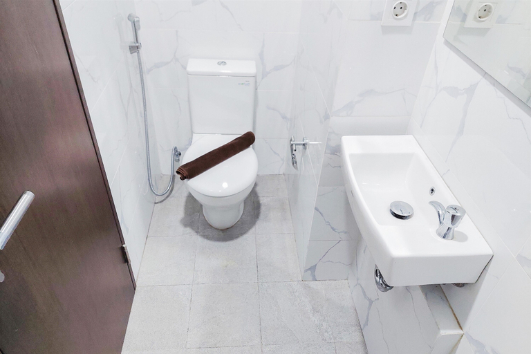 Bathroom 3, Modern Look Studio Pacific Garden Alam Sutera Apartment, Tangerang