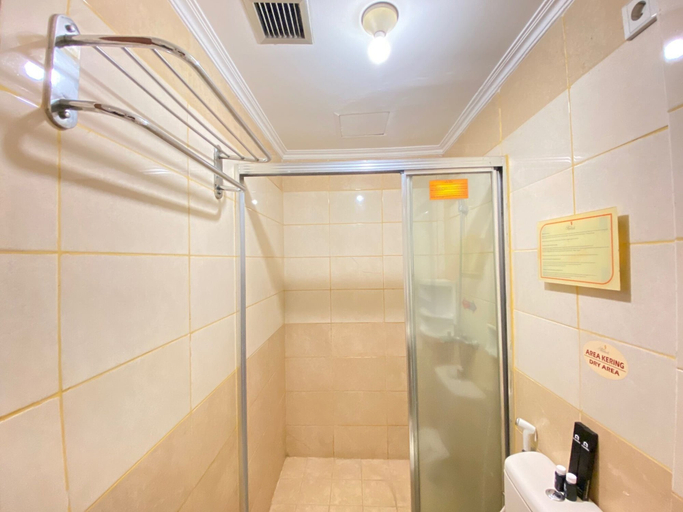 Bathroom 3, Comfy And Stylish 2Br At Grand Setiabudi Apartment, Bandung
