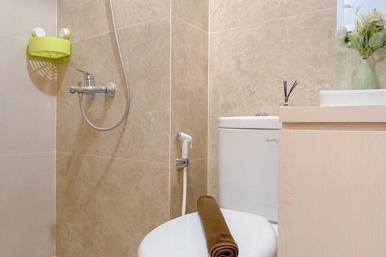 Bathroom 5, Elegant and Comfy Studio at Transpark Cibubur Apartment By Travelio, Depok