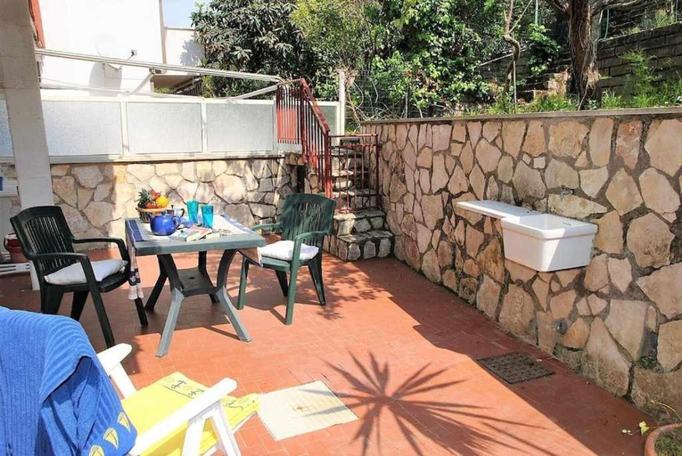 Balcony/terrace 4, Holiday house for 6 persons near the beach, Latina