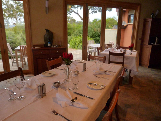 Food & Drinks, Meringa Springs, Horsham Bal