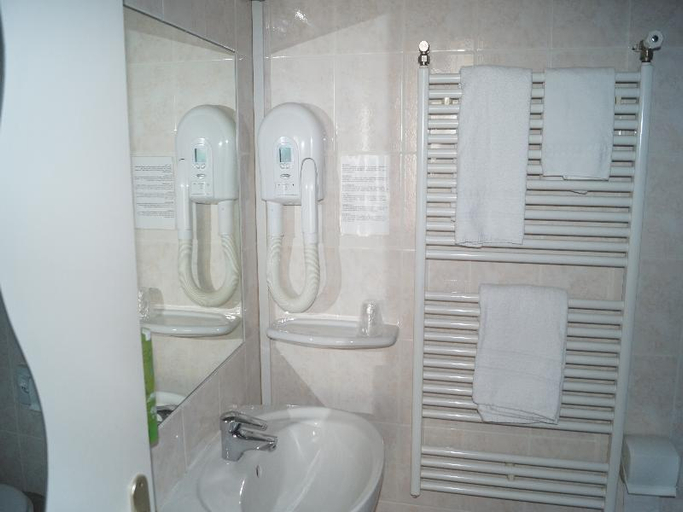 Bathroom 16