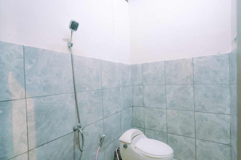 RedDoorz @ Saren Anyar Homestay Lukluk - Tap to explore photos
