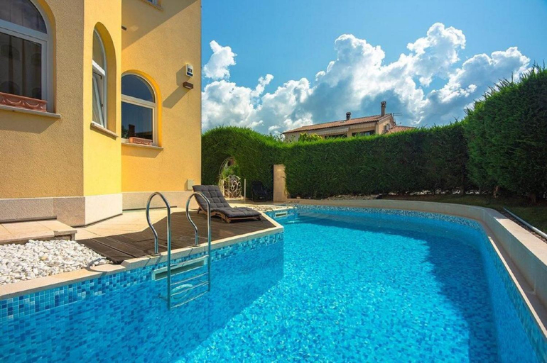 Others 5, Villa Belgravia, Pula
