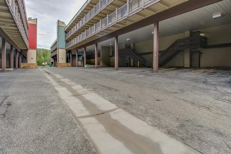 Ski and Racquet Club Condo, Summit