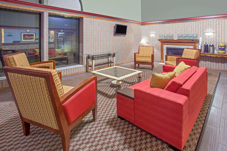 Public Area 2, Days Inn by Wyndham Madison NE/Windsor, Dane