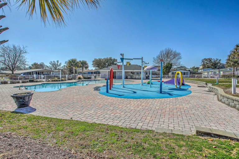 Sport & Beauty 2, Home w/ Deck: 1 Mi to Surfside Beach Access!, Horry