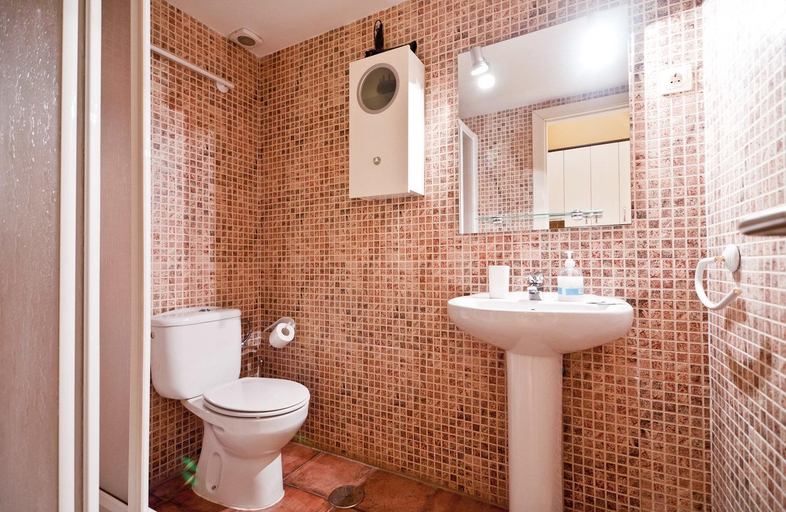 Bathroom 2, Apartamentos Puerta Del Sol I, Madrid