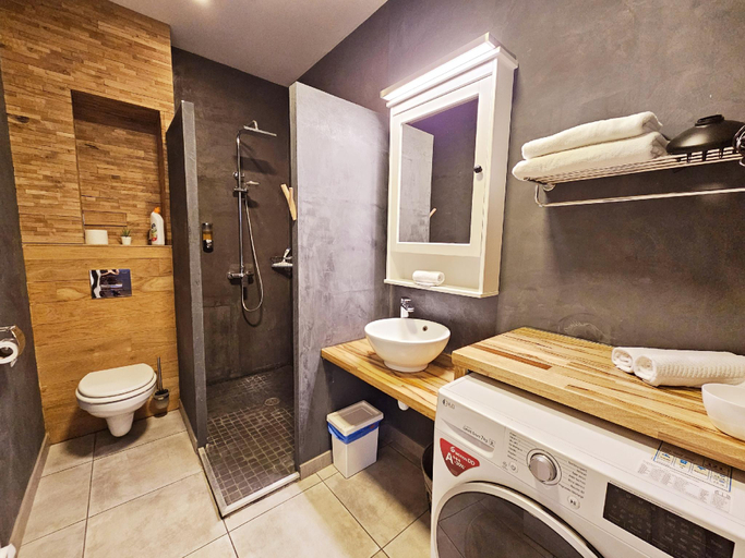 Bathroom 10