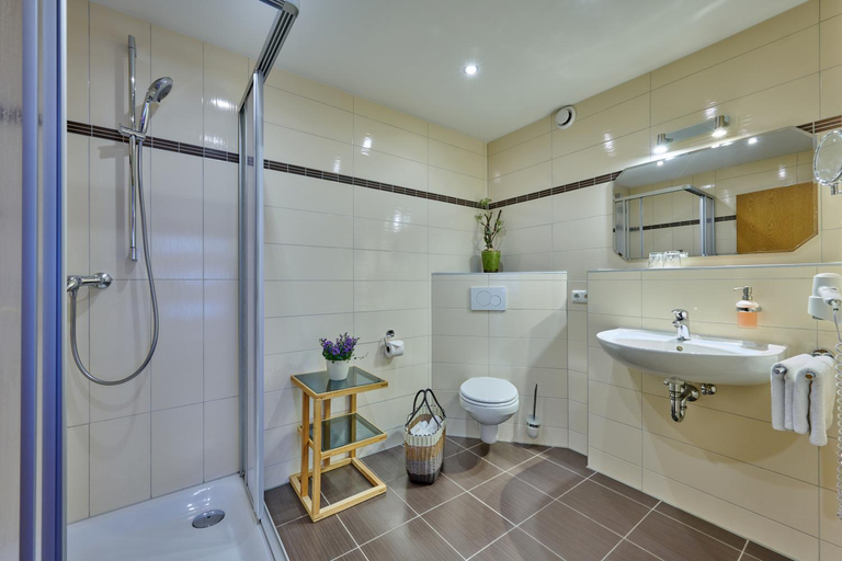 Bathroom 3, Hotel Restaurant Zum Goldenen Anker mit Hallenbad & Wellnessbereich, Passau
