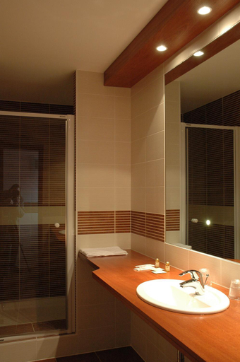 Bathroom 3, Le Falken, Moselle