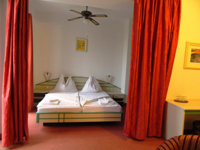 Bedroom 3, Hotel Familia, Siófok