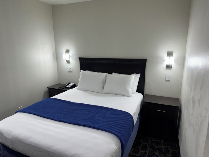 Bedroom 2, Lakeside Inn & Suites, Morris