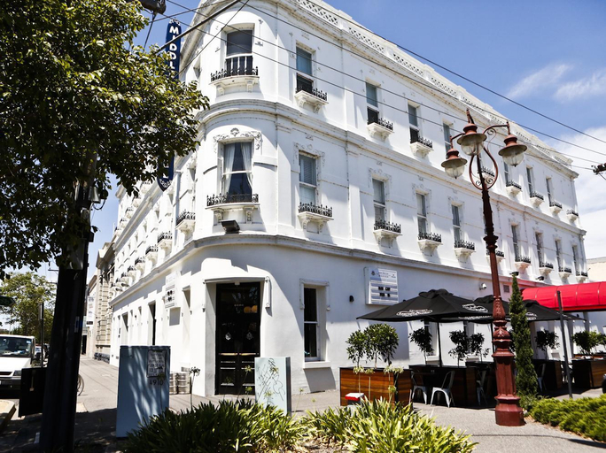 Exterior & Views