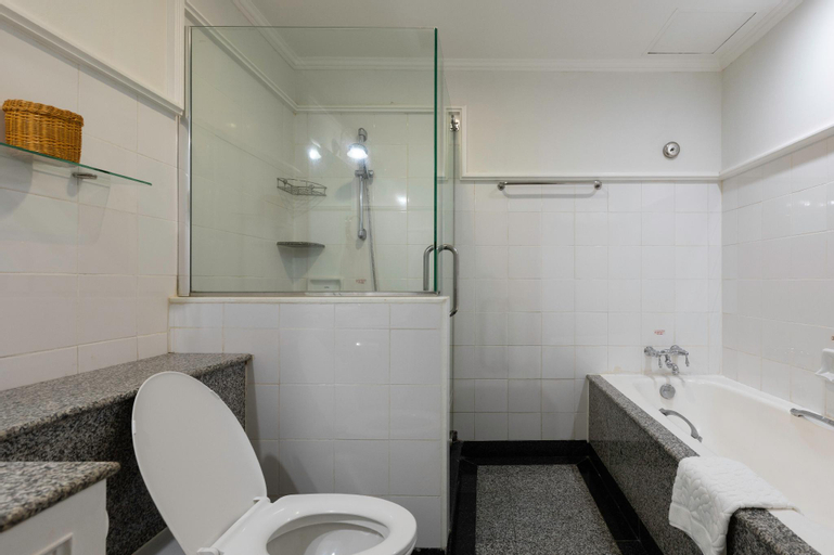 Bathroom 18
