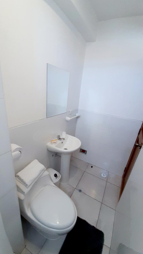 Bathroom 2, Majhu Hostal, Tacna