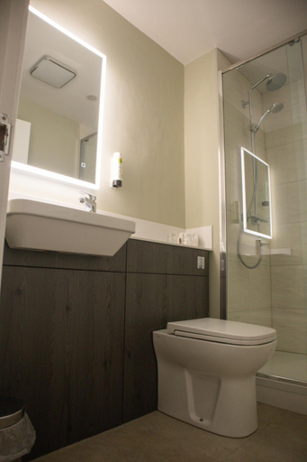 Bathroom 3, Draycote Hotel & Whitefields Golf Course and Club, Warwickshire