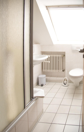 Bathroom 2, Hotel Restaurant Genusshaus Vorst, Viersen