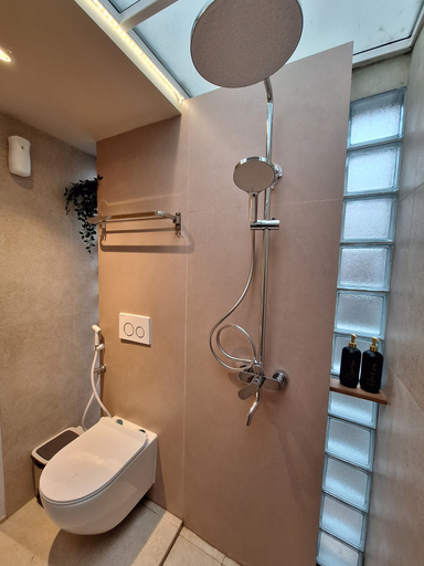 Bathroom 3, WOODPECKERS TINY HOMES, Bandung