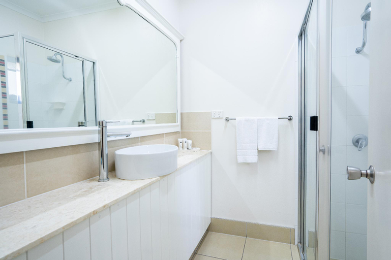 Bathroom 10