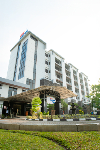 Exterior & Views 11