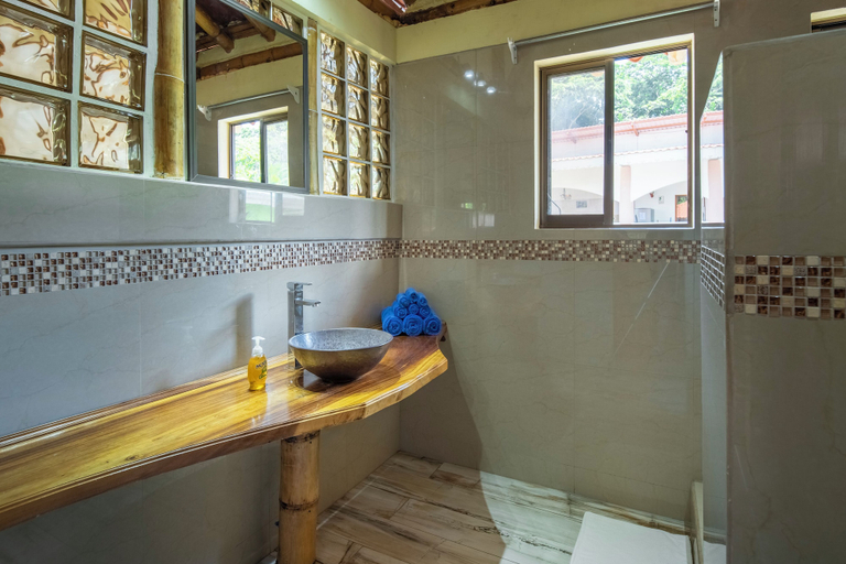 Bathroom 3, Pangea Lodge, Talamanca