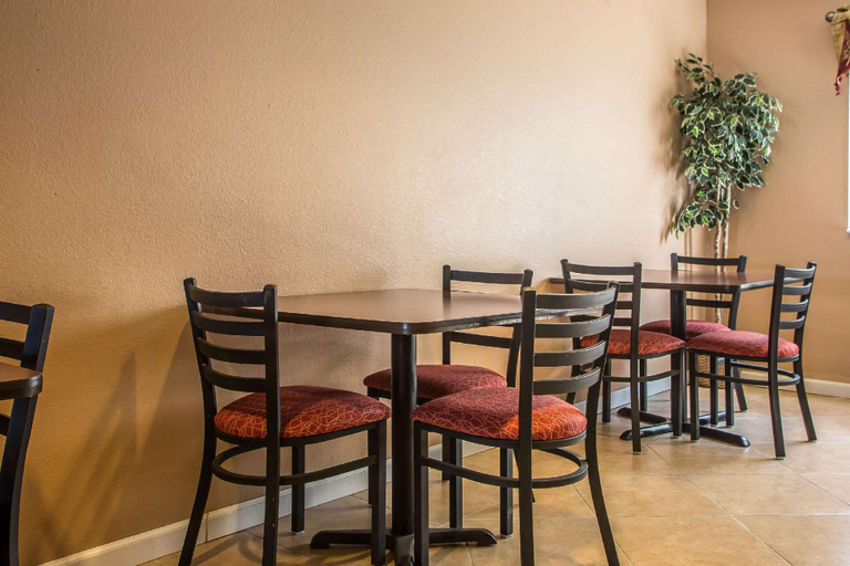 Food & Drinks 5, Quality Inn & Suites West Bend, Washington