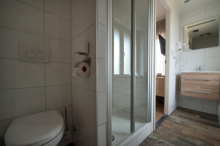 Bathroom 4, Hotel Bergrust, Margraten