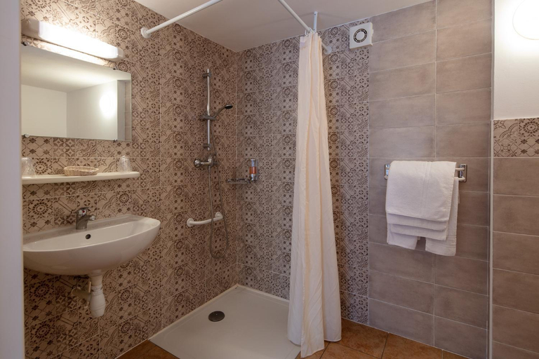 Bathroom 3, Hotel Restaurant L'ancienne Auberge, Pyrénées-Orientales