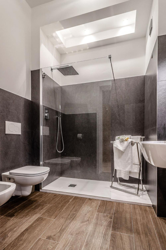 Bathroom 4, Ugo Bassi Apartments, Bologna