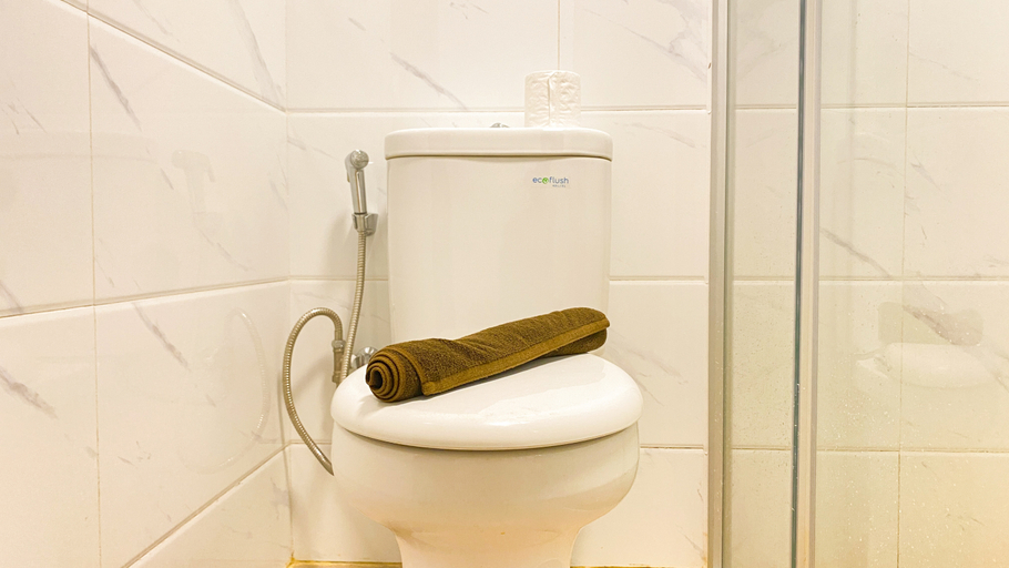 Bathroom 5, Comfort and Elegant 3BR Apartment Sky House BSD By Travelio, Tangerang Selatan