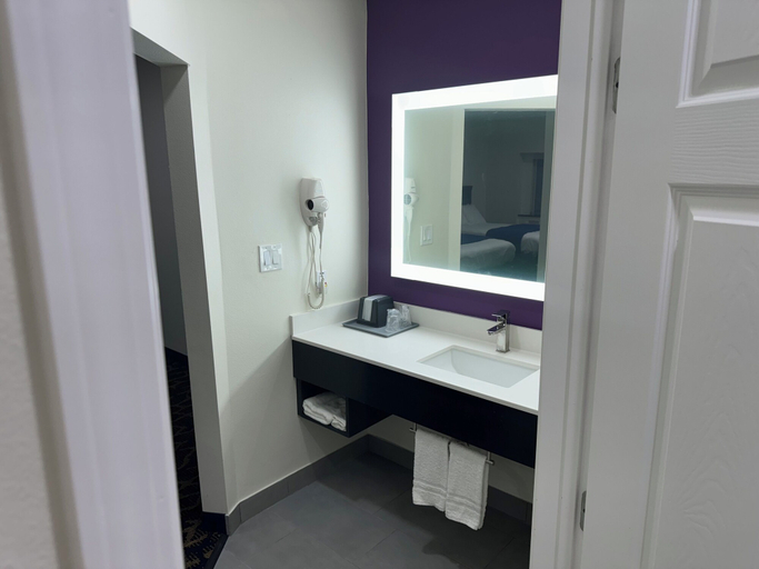 Bathroom 3, Lakeside Inn & Suites, Morris