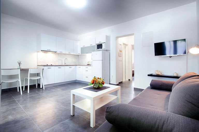 Others 4, Apartmani Dule Komiza, Komiža